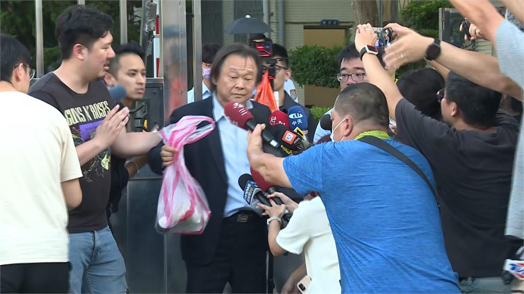王世堅旅行承諾來送便當 主菜"雞鴨"便當、"起酥"蛋糕
