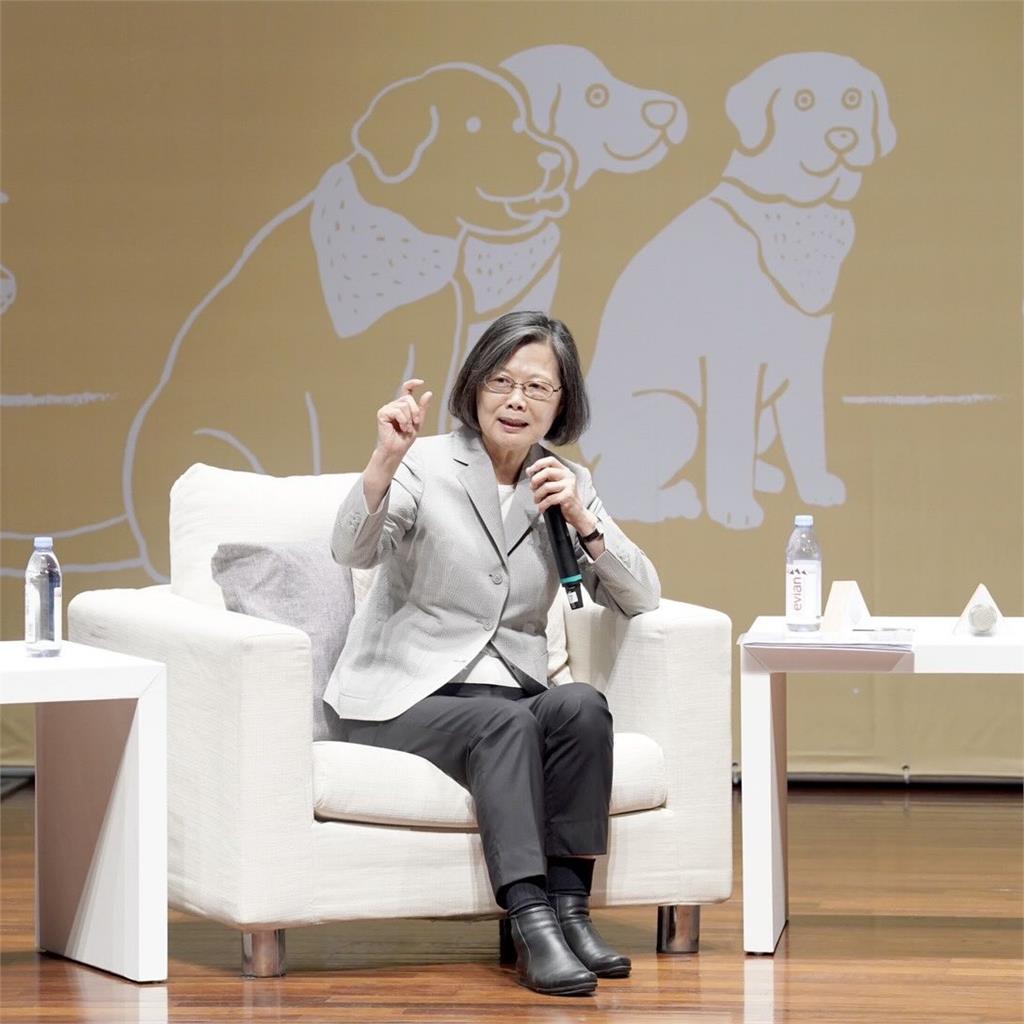 正妹裝淡定「揪蔡英文比愛心」竟是吳沛憶!抖出「易燃物心聲」:心裡尖叫誰懂