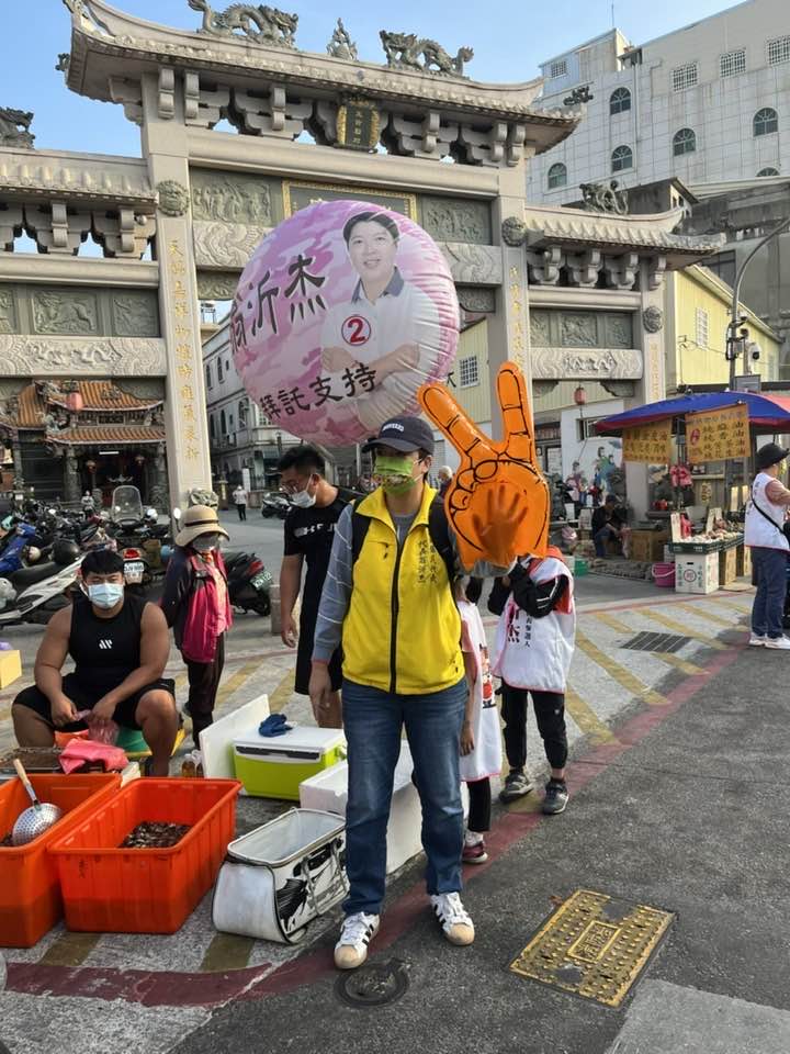 選戰倒數！候選人為搶票出奇招 　路邊見「拜託恐龍」超吸睛