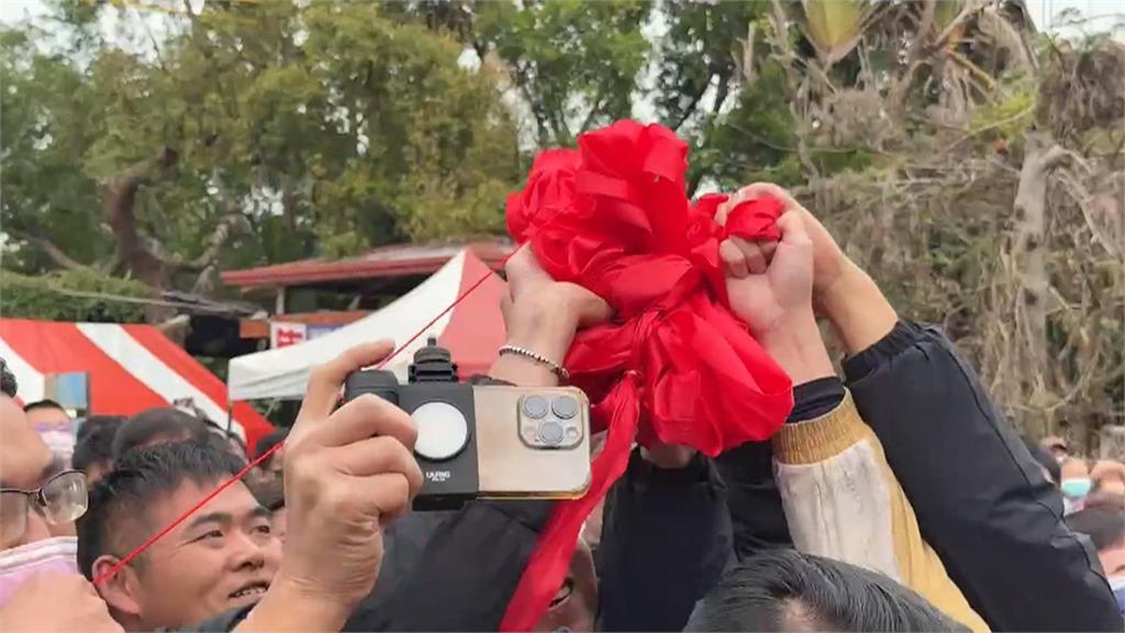拚脫單!男生們手伸長囉! 嘉義月老祖廟古式拋繡球登場
