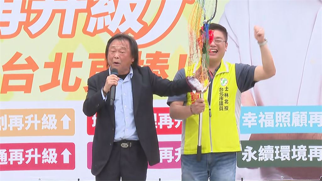 快新聞/王世堅送綠戰將神秘禮物!撈網一拿出來「魚尾狂跳」 現場全看傻了