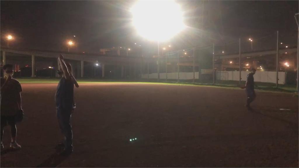 民眾投訴台北市政府　雙園棒球場夜間照明不足