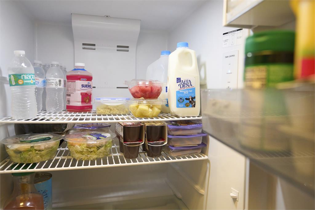 剩菜「放涼or有溫度」放冰箱？專家給驚人答案：這溫度最適合放冰箱