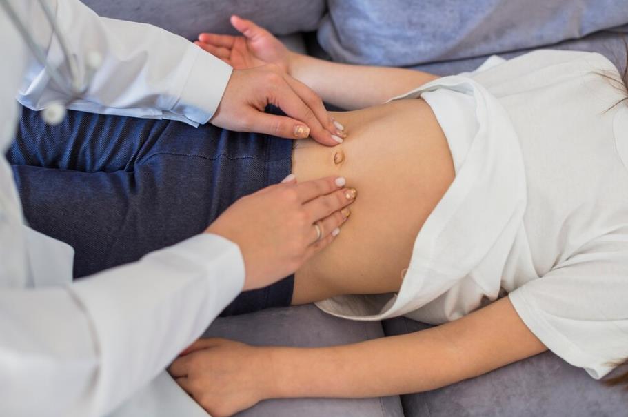 「墜腸」非男性專有!女子腹痛五、六年找不到原因 竟是「疝氣」