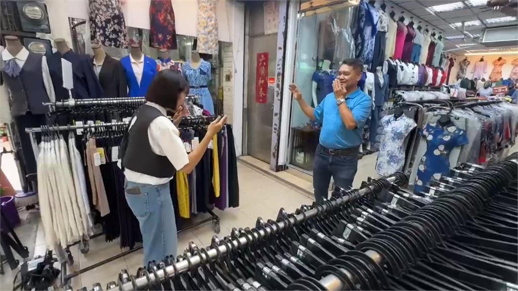TWICE掀藍色應援潮！　高雄服裝店老闆穿藍衣大跳「What　is　love」