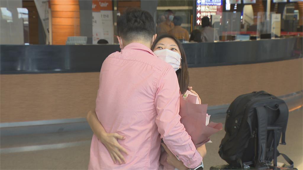 國門解封出國熱潮爆發 登機門前「神秘嘉賓」來送機
