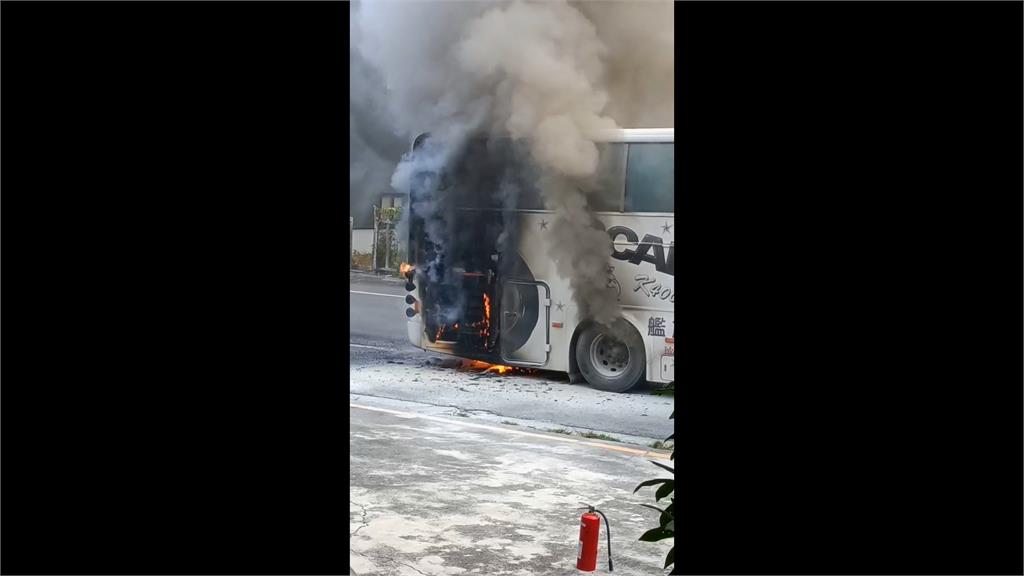 快新聞／南投鹿谷遊覽車起火「狂冒黑煙」　車上40人順利脫困