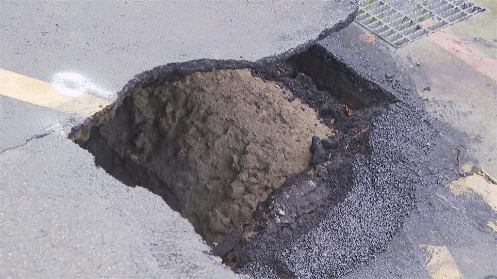 驚!北市工地旁道路崩塌 轎車陷入巨坑