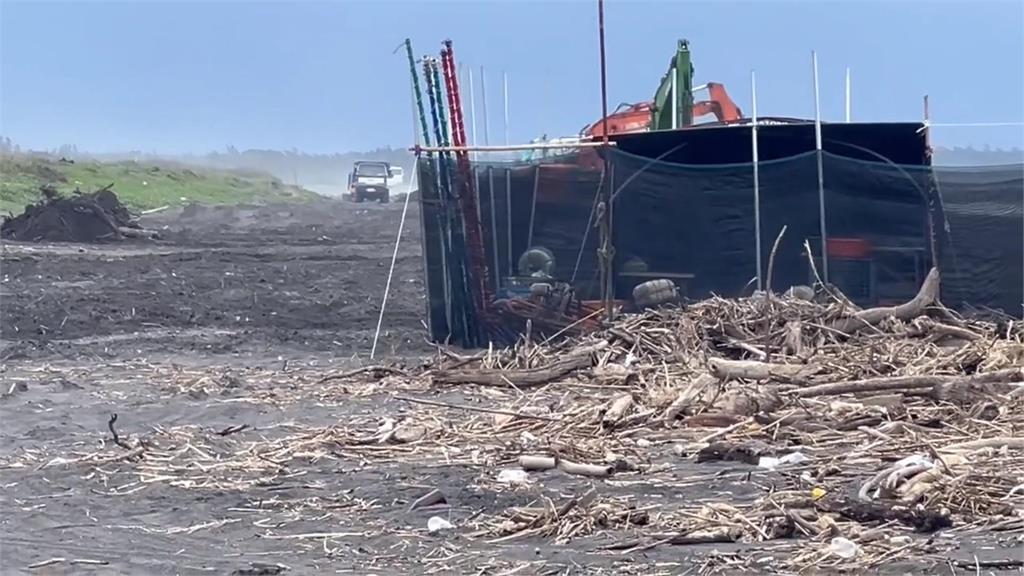 宜蘭海岸線爆量漂流木垃圾 漁民捕撈鰻苗受阻怨陷阱多