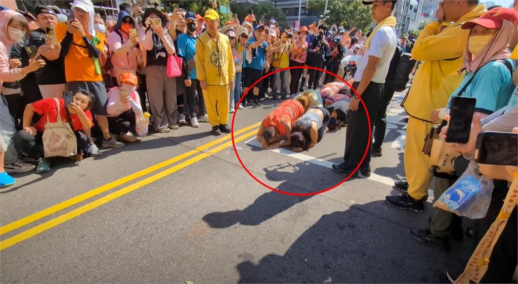 白沙屯媽祖「粉紅超跑」直衝吊車大王豪宅賜福！震撼畫面曝光…胡董高喊：我愛您