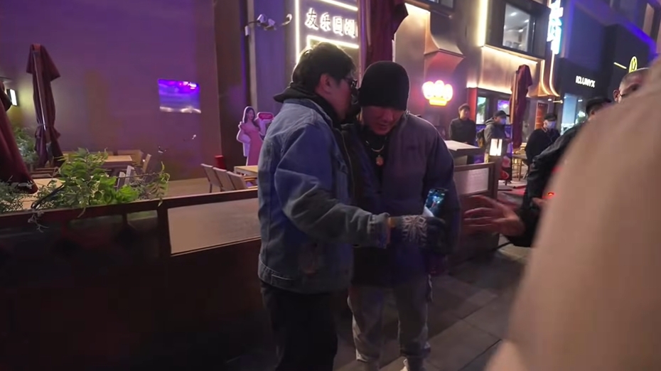 館長北京遭嗆「中國、台灣一邊一國」小粉紅喊報警!八炯74字神預言:還有大事發生