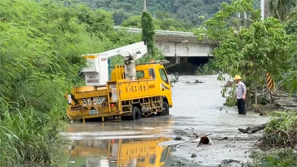 快新聞／台東金崙溪暴漲改道淹農地！　工程車陷泥流搶修困難重重