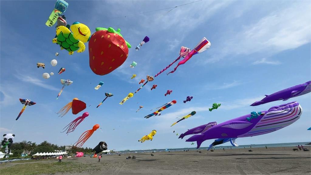 旗津風箏節登場　「35米大鯨魚」翱翔天空