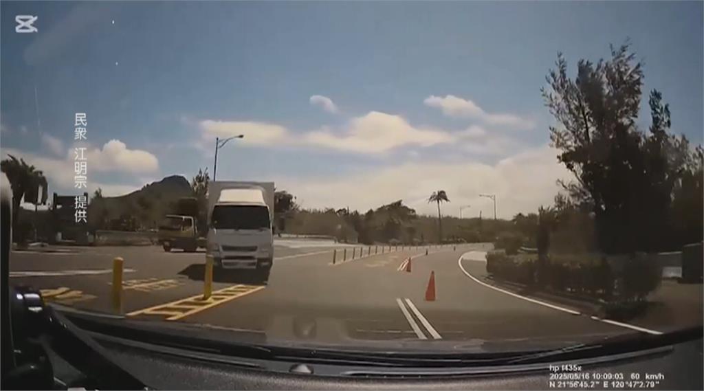翻車現場!墾丁貨車過彎失控翻覆 送洗床單掉車外