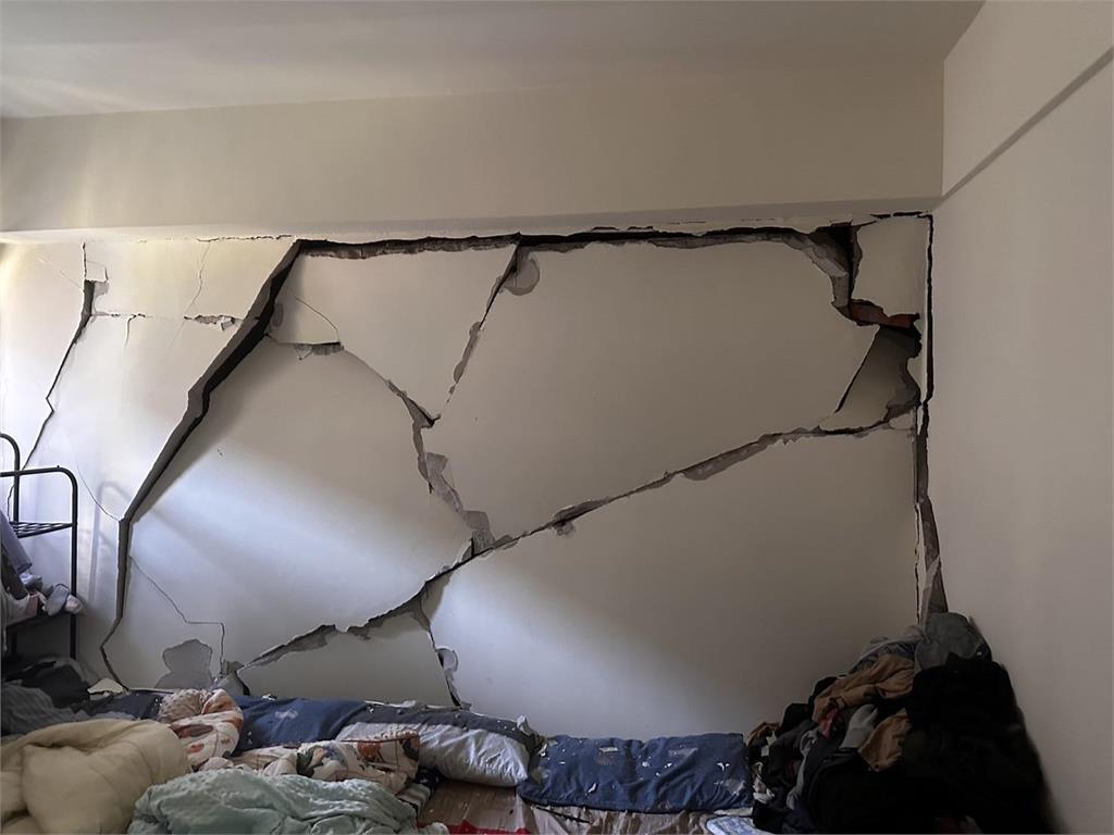 不敵強震！彰化紅磚屋舍坍塌　台中套房牆面被震裂租客嚇壞