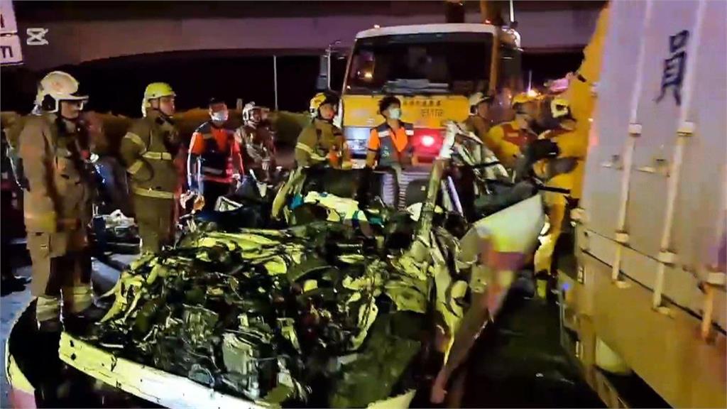 國1仁德路段深夜5車連環撞 小客車遭「包夾」女駕駛當場身亡