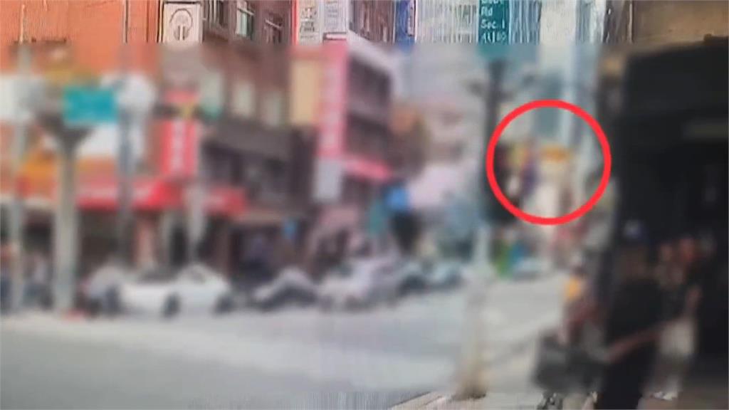 誇張！牽YouBike闖燈過馬路　騎士不滿開單當場嗆警