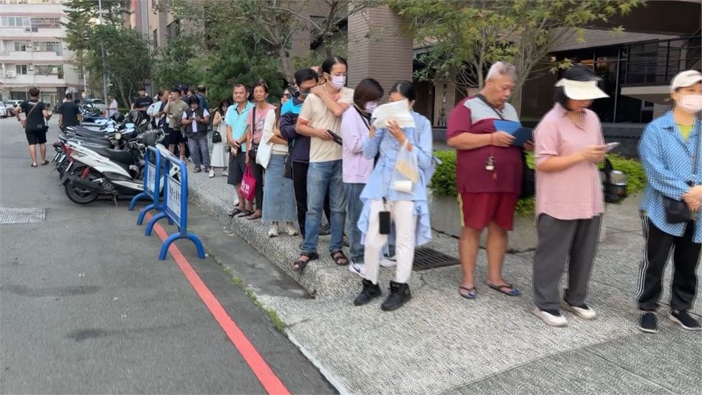 洋流外溢！台中綠議員自掏腰包　製作「洋流」飄帶引爆排隊人潮