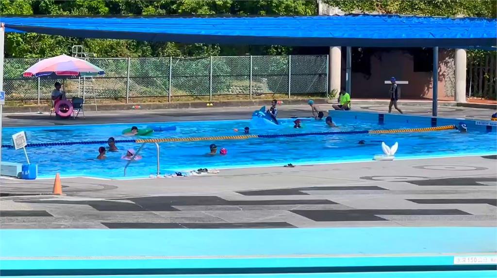 宜蘭羅東運動公園泳池水超噁! 長青苔「綠綠的」還有漂流物