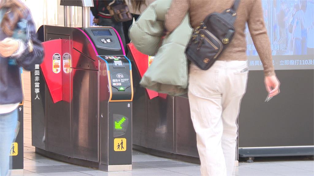 士林捷運站外怪女！　跟蹤乘客、焚燒口罩遭帶回保護管束