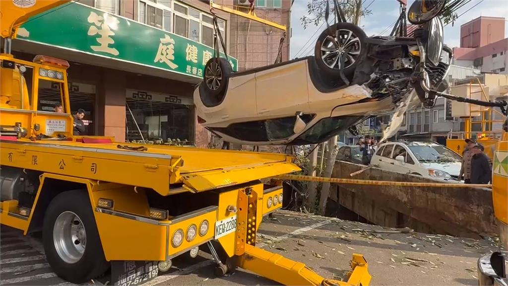 轟!新竹驚見近兩層樓高天坑 百萬轎車遭「吸入」洞中墜河床