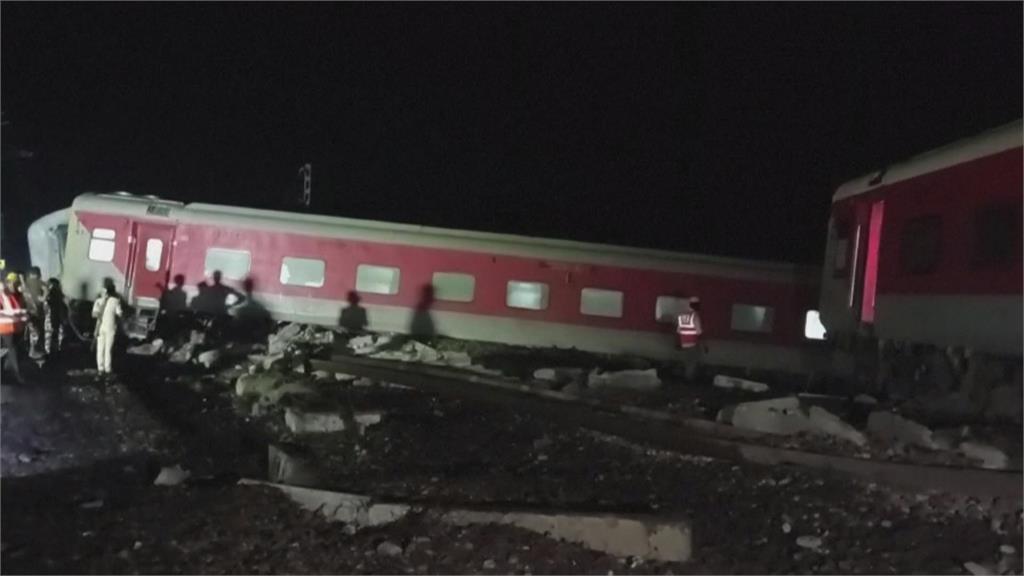 印度東北部特快列車出軌「3節車廂翻覆」　至少4死80多人受傷