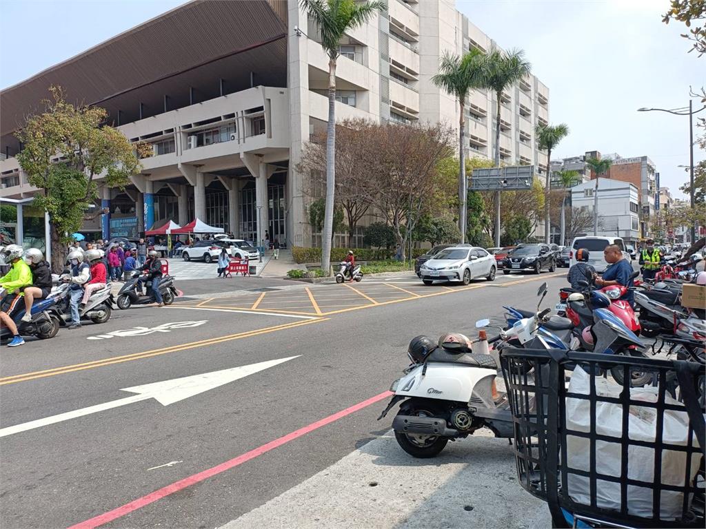 荷包在哭泣!彰化球迷為搶免費肉圓「違停機車」 還沒吃到先噴900元