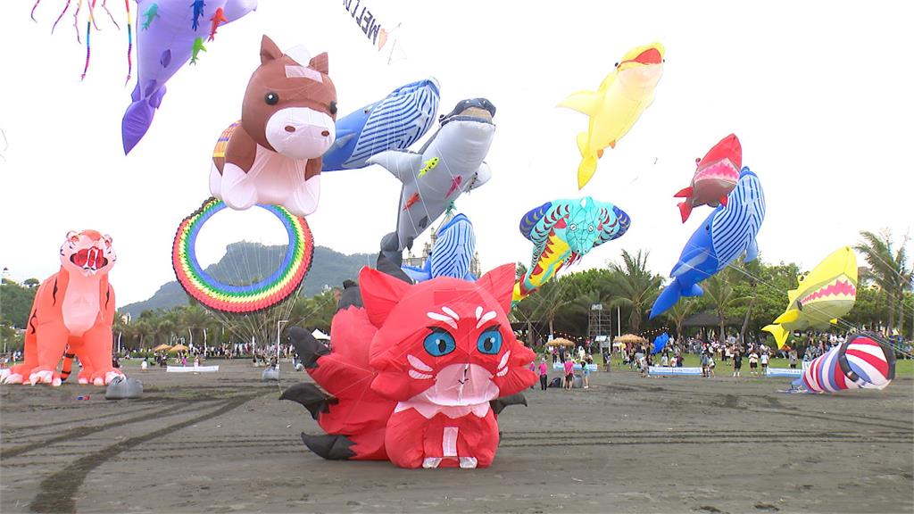 高雄旗津風箏節迎風登場 大型風箏炫麗妝點天空