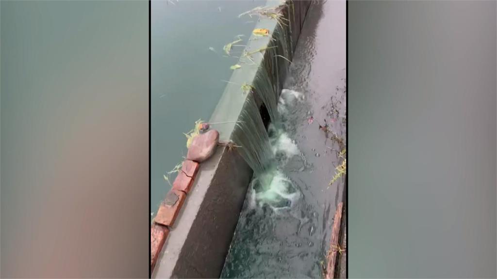 宜三星鄉紅色與綠色髒水流入農田中　外籍移工將「這玩意兒」倒入水溝