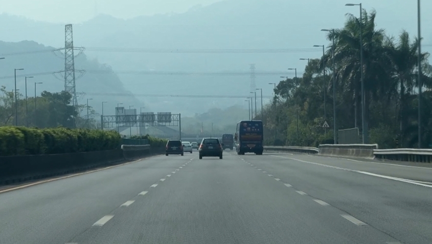 誇張! 轎車"堅持不讓救護車" 駕駛最重罰3萬.吊照扣牌