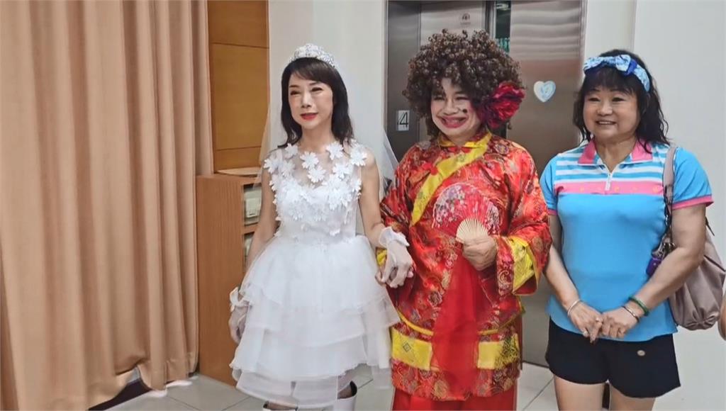 登記拚創意！「她」披婚紗嫁台南　無黨籍參選人捧鈔票花束