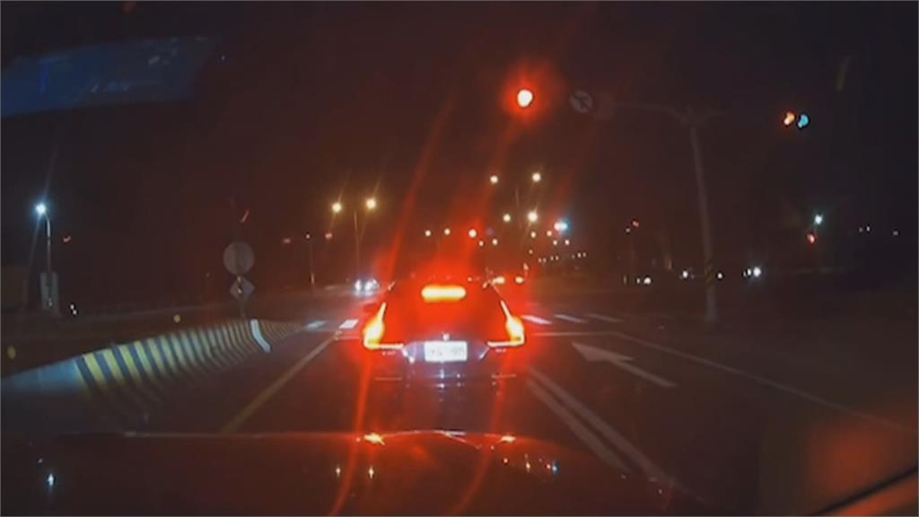 貨車趕送菜硬切2車中間　轎車遭擦撞駕駛、乘客受傷