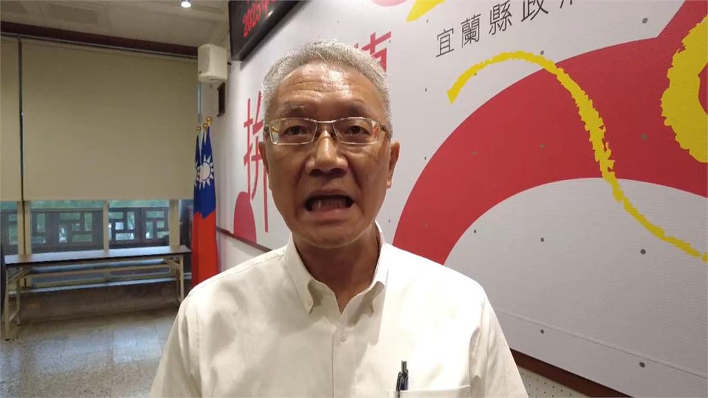 宜蘭僅南澳鄉等９校停班課　一早風強雨大沒停課　家長冒雨送孩上學怒批「很危險」