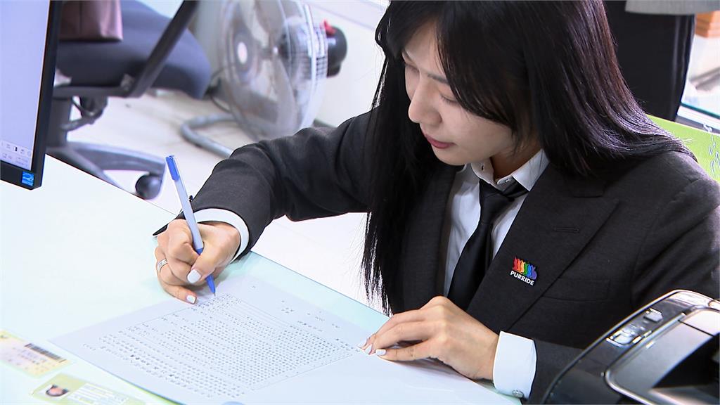 綠營新生代接班 吳沛憶搶頭香領表登記選北市黨部主委