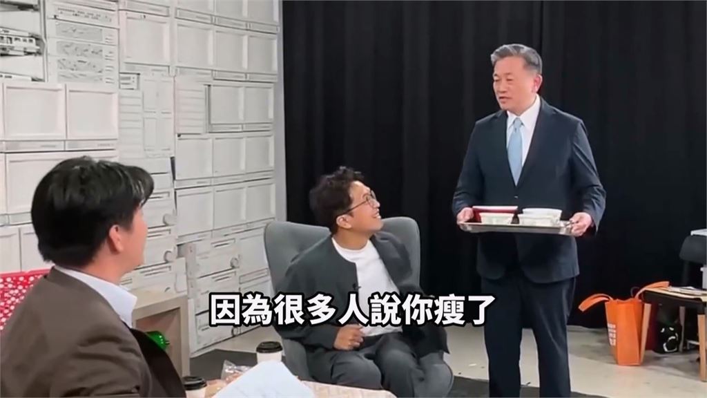王定宇化身外送員！台南新鮮牛肉湯直送台北　沈伯洋直播現場秒變「吃播」