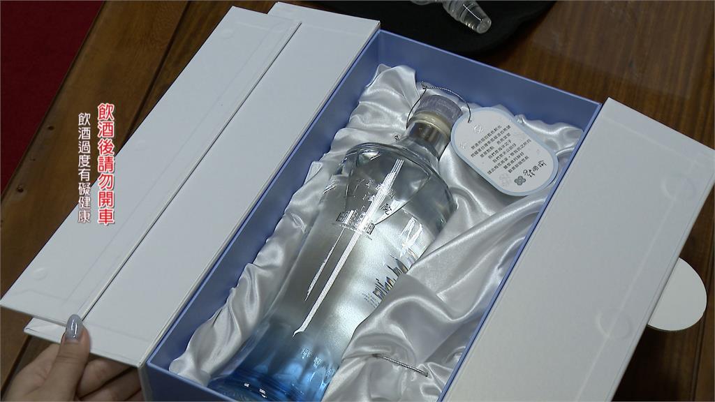 「藍眼淚+流沙梅花」造型 立院紀念酒限定發行1200支