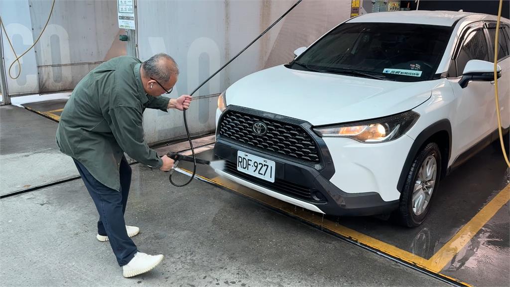 洗車車牌竟然「落漆」　監理站澄清：別用化學藥劑