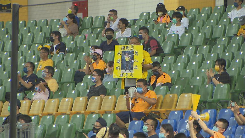 球迷紛湧台中洲際球場　獻花向王光輝告別
