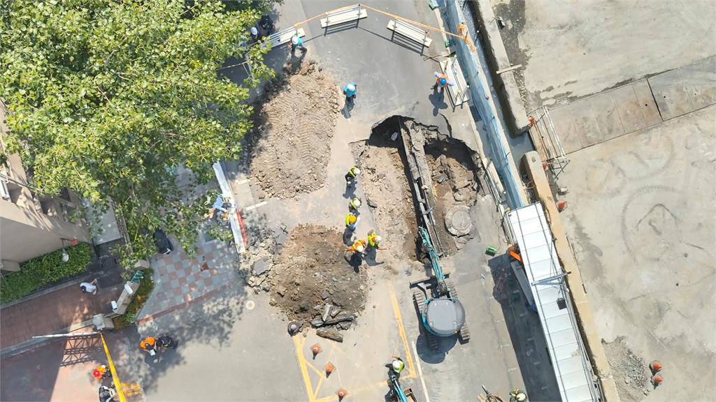 台北敦化北路現"天坑飄瓦斯味" 疑建案施工壓斷管線