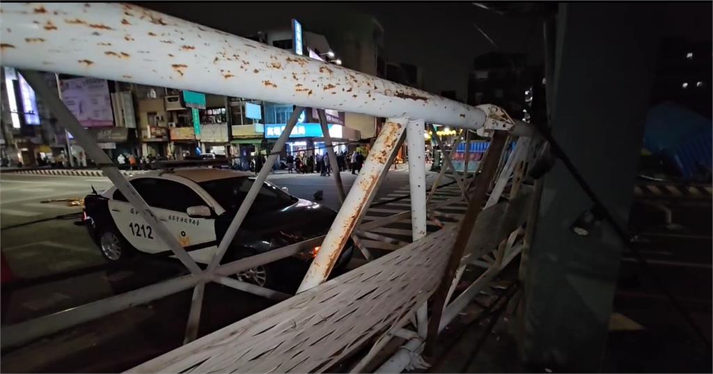 快新聞／台南天坑案吊車翻車「吊架砸到警車橫躺整條路」　民眾嚇壞：很恐怖