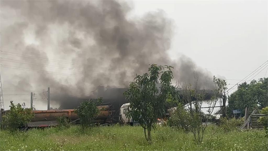 最新／火場就在加油站後方！黑煙遮半邊天　宜蘭汽修廠火勢畫面曝光