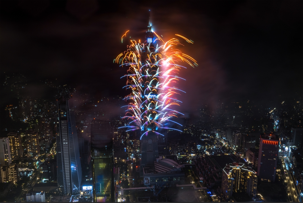 淋雨看煙火慘變「台北101煙霧秀」評價兩極！現場民眾幫平反：這點勝直播