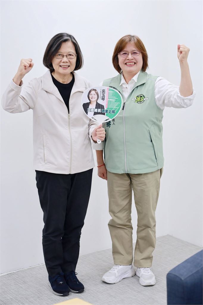 最強母雞！　蔡易餘帶3鄉市鎮長選將　合體蔡英文拍"長輩圖"