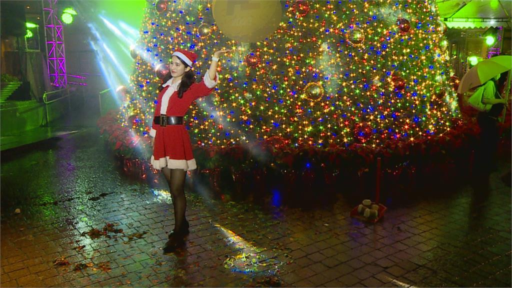 敦南百貨公司耶誕樹點燈　耶誕組曲演出感受節慶氣氛