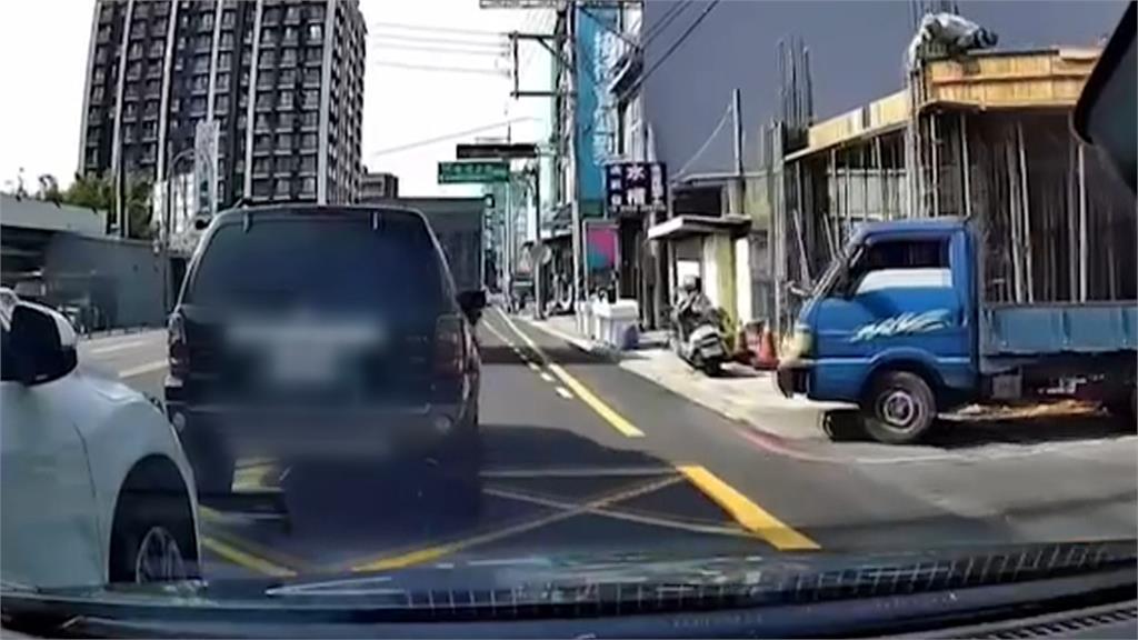 刺青男被叭飆速攔車狂咆哮 影片曝光!網友:感謝貢獻國庫