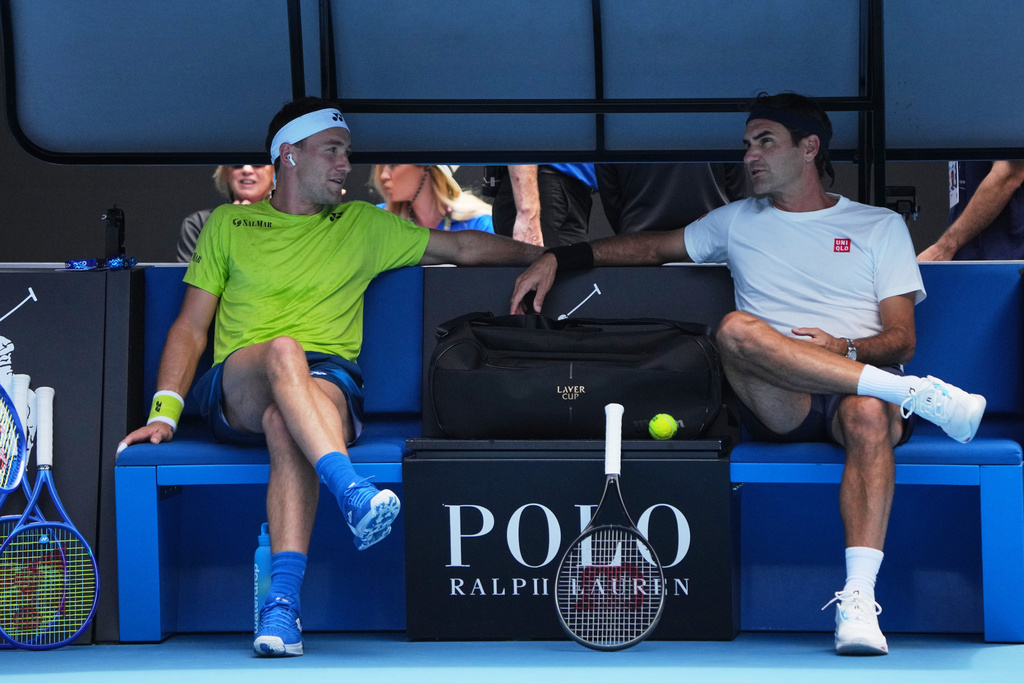 澳網(影)／費德勒退休三年身手依舊！擊敗世界第12名將再度征服墨爾本球場