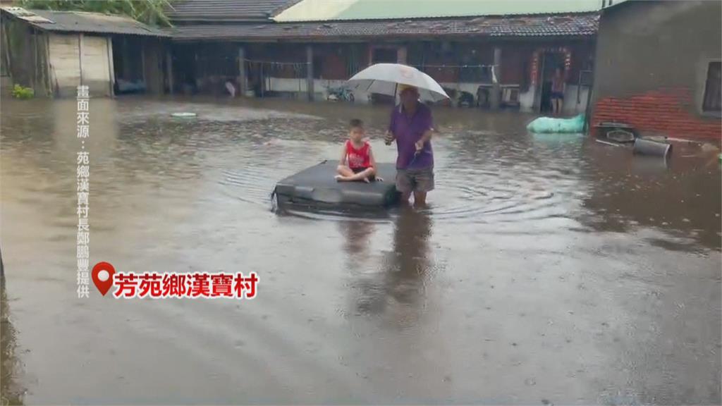 大雨狂倒彰化! 水灌入芳苑三合院 阿祖拖浮排載曾孫