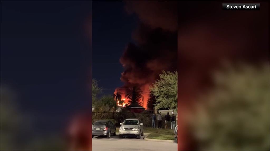 起火畫面曝！佛州小飛機墜毀住宅區　傷亡情況不明