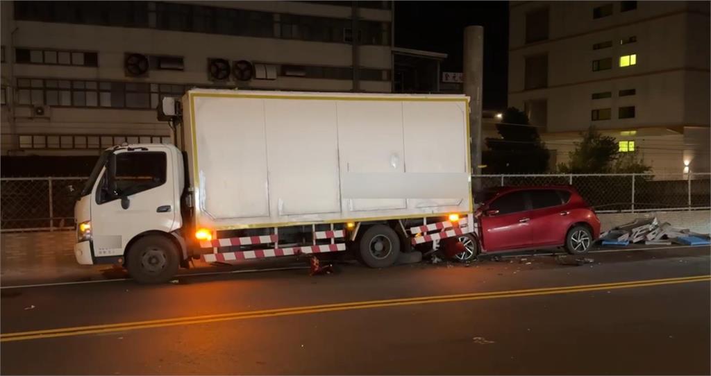 快新聞/疑恍神釀禍!鶯歌物流司機卸貨遭追撞夾困 左腿分離命危送醫