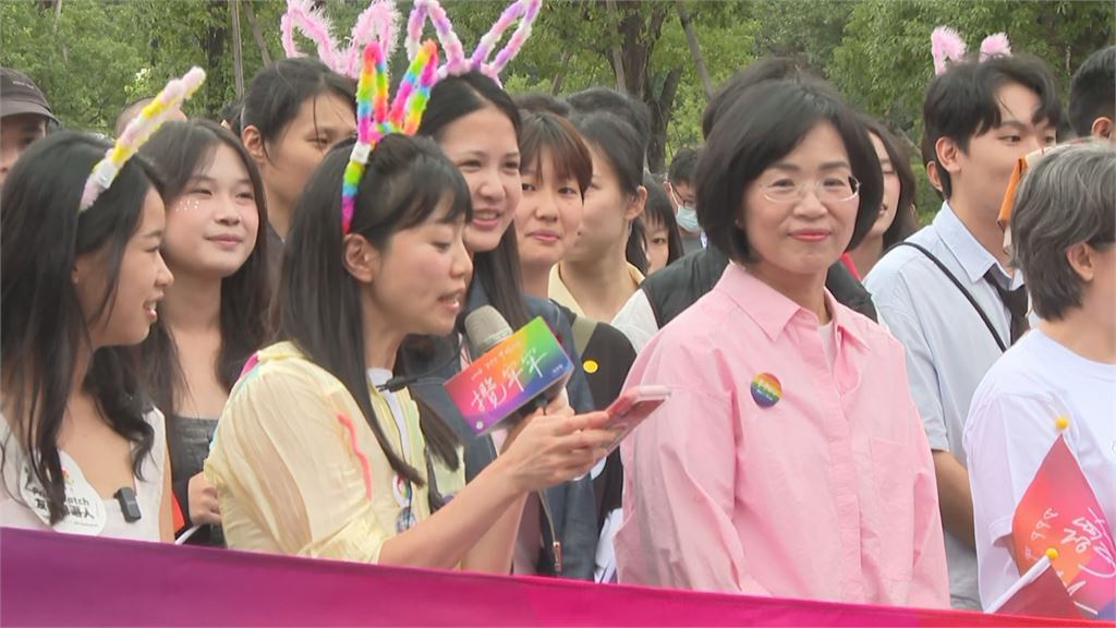 快新聞／台灣戰貓出動！蕭美琴率綠候選人參加同志遊行　高嘉瑜現場開唱畫面曝